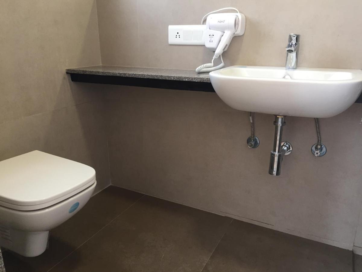 פונה Couch & Cheese Homestel The Most Luxurious Hostel For Working Professionals & Students מראה חיצוני תמונה